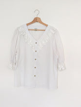 Load image into Gallery viewer, White cotton blend blouse with frill collar. Size 18