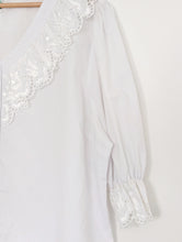 Load image into Gallery viewer, White cotton blend blouse with frill collar. Size 18