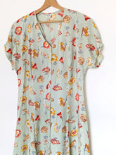 Load image into Gallery viewer, Pale Green Button Down Floral Dress. Size 16
