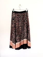 Load image into Gallery viewer, Pleated Animal Print Midi Skirt Size 8
