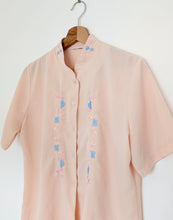 Load image into Gallery viewer, Blush Short Sleeve Blouse with Floral Detail. Size 14
