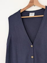 Load image into Gallery viewer, Navy Vintage V-Neck Knitted Waistcoat. Size 18
