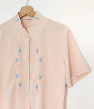 Load image into Gallery viewer, Blush Short Sleeve Blouse with Floral Detail.
Size 14
