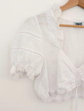 Load image into Gallery viewer, White Cropped Cotton Blend Top. Size 12
