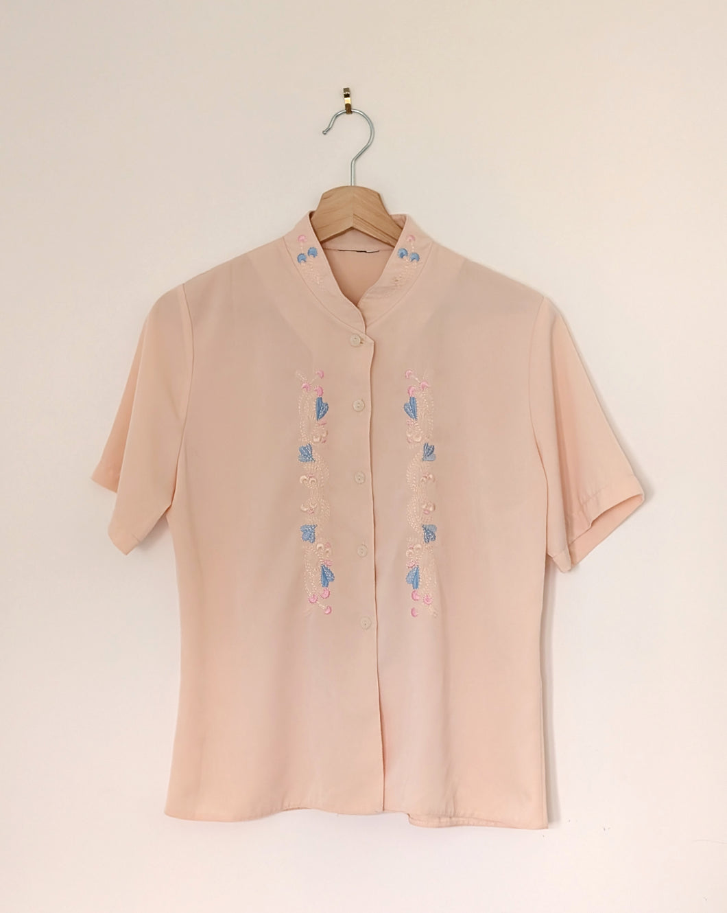 Blush Short Sleeve Blouse with Floral Detail.
Size 14