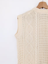 Load image into Gallery viewer, Cream Cable Knit Waistcoat With Pockets. Sleeveless Jumper. Size 16/18
