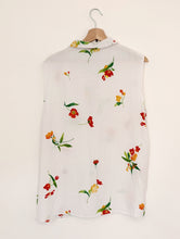Load image into Gallery viewer, White Sleeveless Floral Blouse. Size 18
