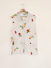 Load image into Gallery viewer, White Sleeveless Floral Blouse. Size 18
