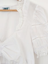 Load image into Gallery viewer, White Cropped Cotton Blend Top. Size 12
