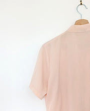 Load image into Gallery viewer, Blush Short Sleeve Blouse with Floral Detail.
Size 14
