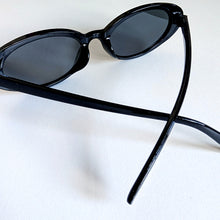 Load image into Gallery viewer, Black Oval Sunglasses

