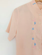 Load image into Gallery viewer, Blush Short Sleeve Blouse with Floral Detail.
Size 14
