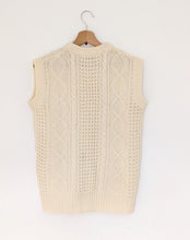 Load image into Gallery viewer, Cream Cable Knit Waistcoat With Pockets. Sleeveless Jumper. Size 16/18
